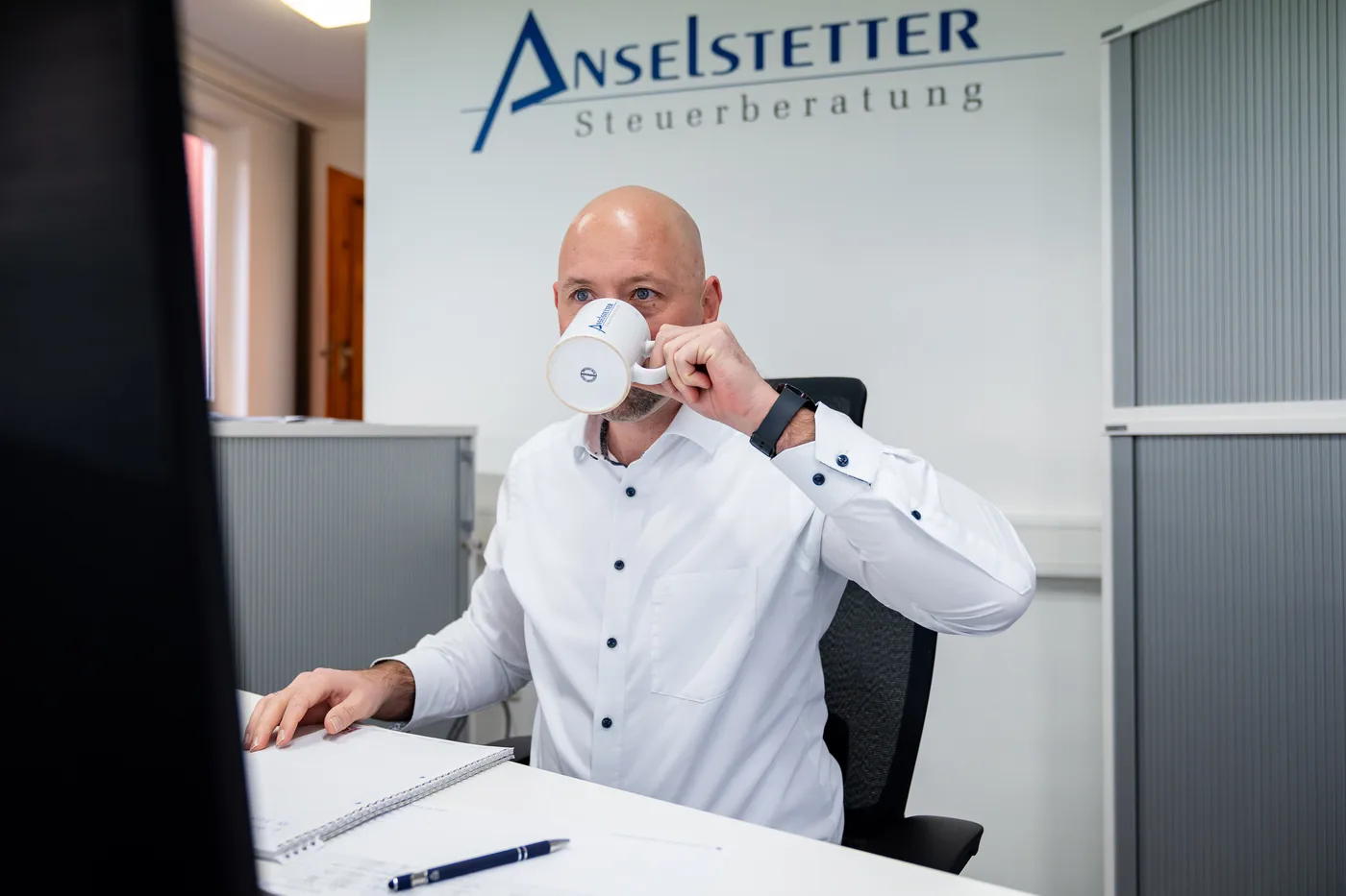 Mitarbeiter der Anselstetter Steuerberatung am Arbeitsplatz